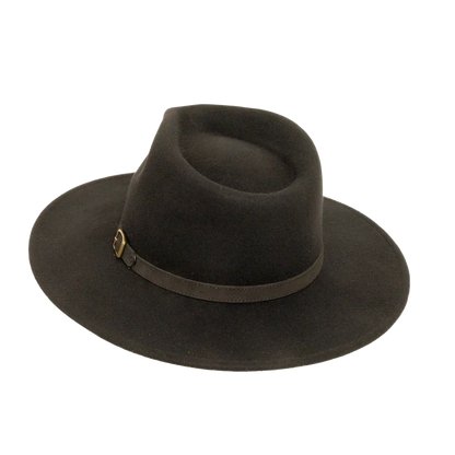 A front angle view of a lassen black outback hat 