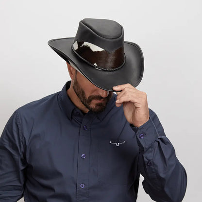 Man tipping his black Pinto leather hat.